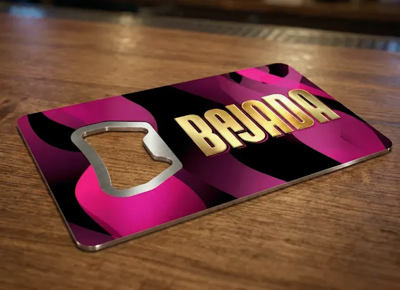 Décapsuleur carte Bajada sur une table